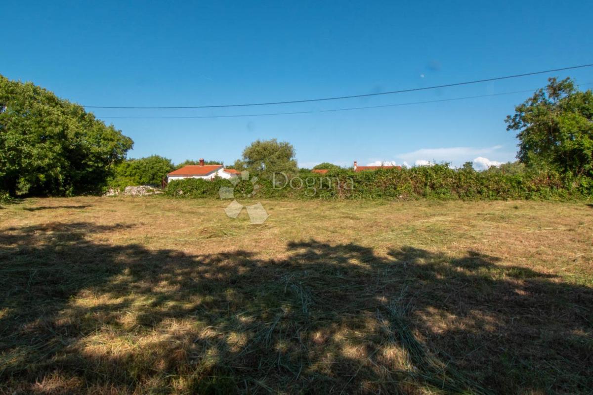 Gradbeno zemljišče v mirni vasi – Občina Marčana