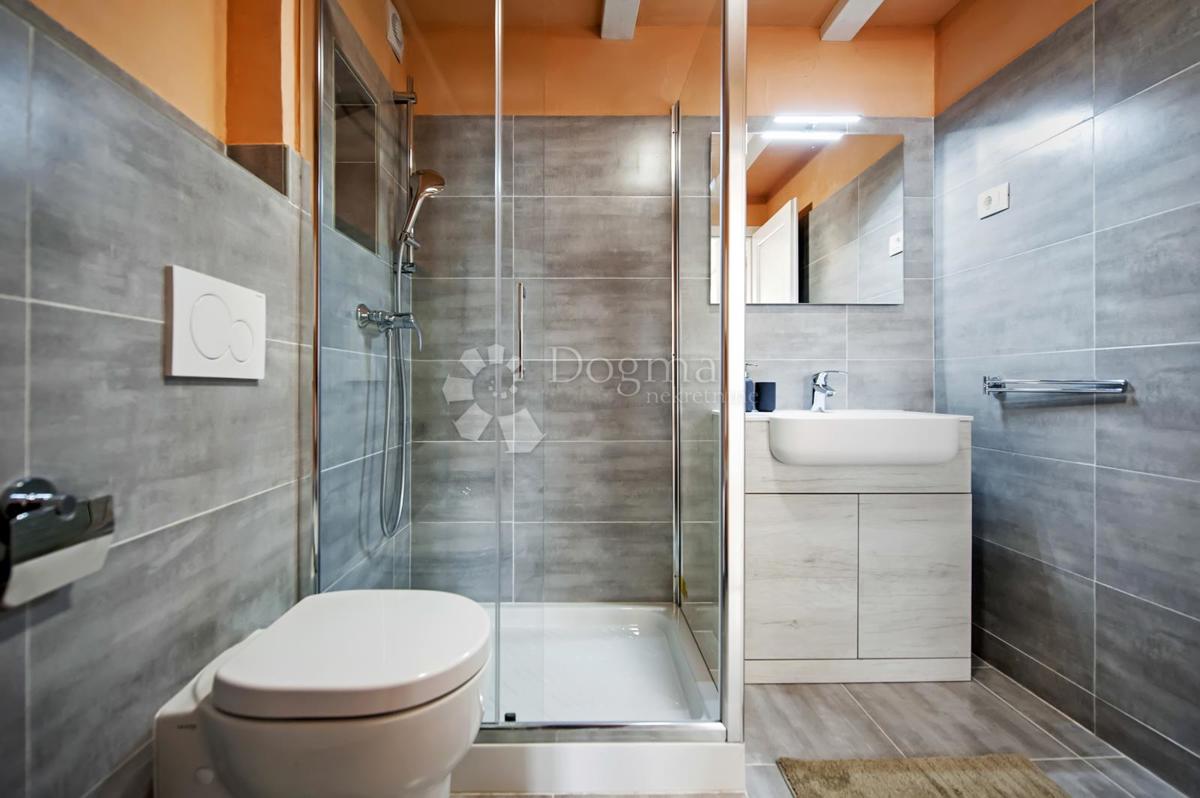 Hiša s 3 apartmaji v centru Rovinja