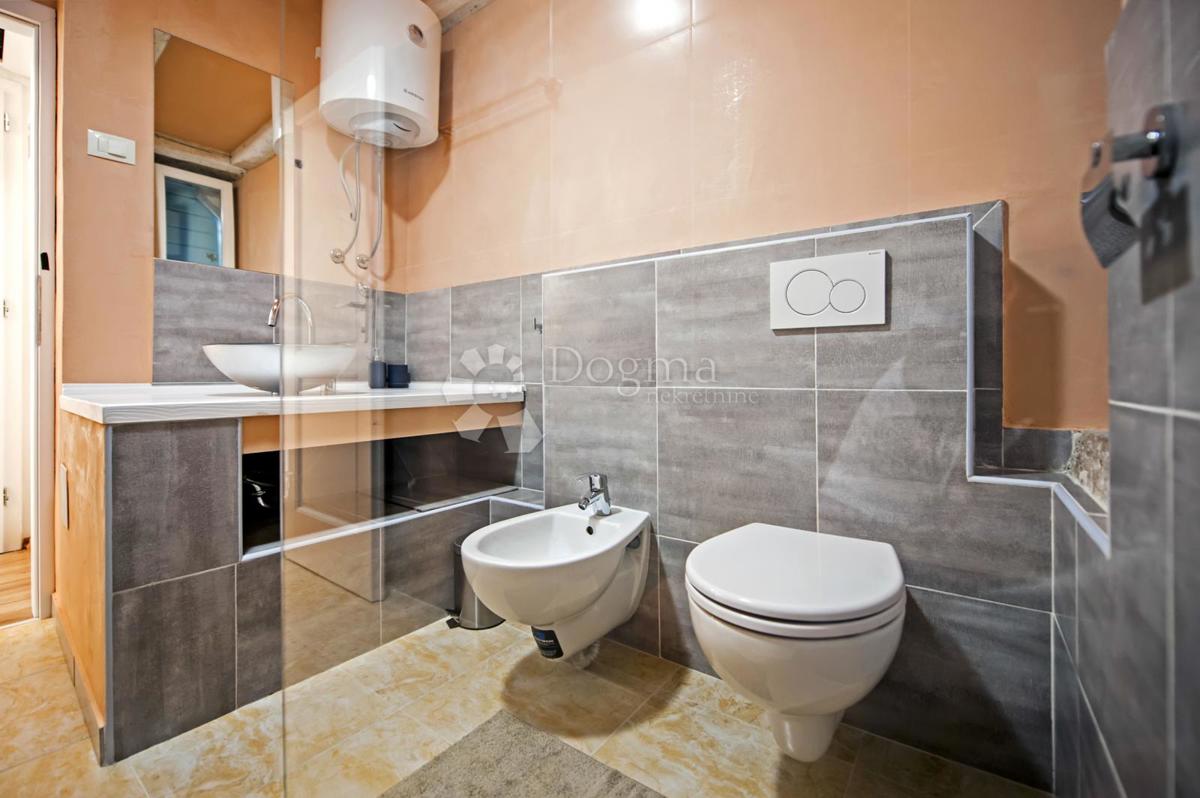 Hiša s 3 apartmaji v centru Rovinja