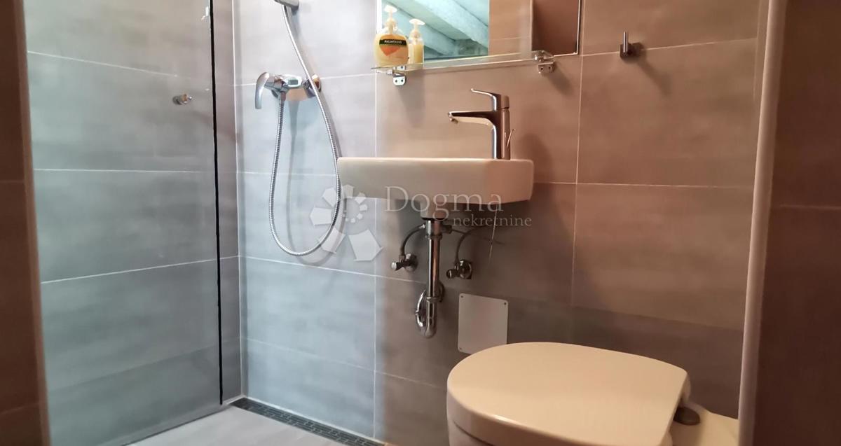 Hiša s 3 apartmaji v centru Rovinja