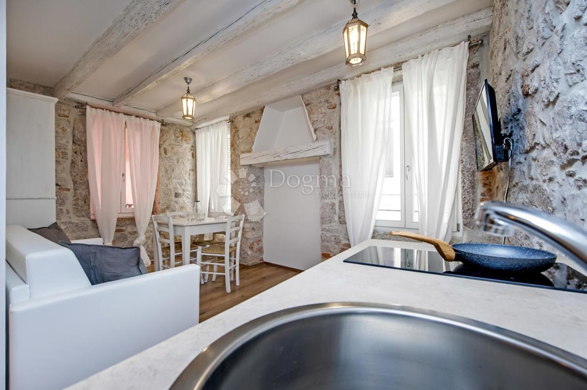 Hiša s 3 apartmaji v centru Rovinja