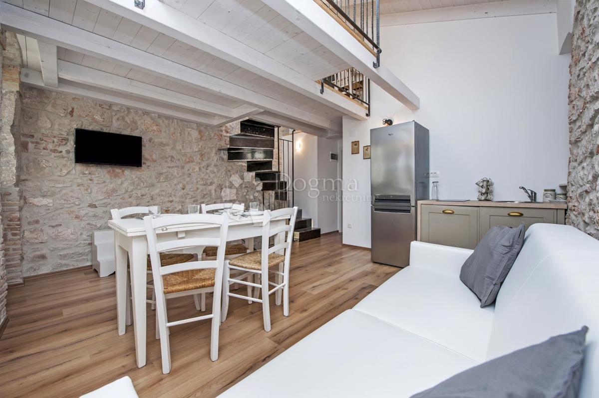 Hiša s 3 apartmaji v centru Rovinja