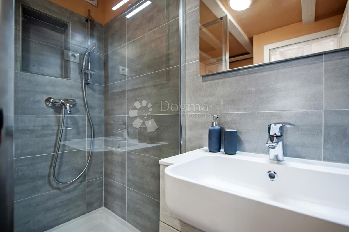 Hiša s 3 apartmaji v centru Rovinja