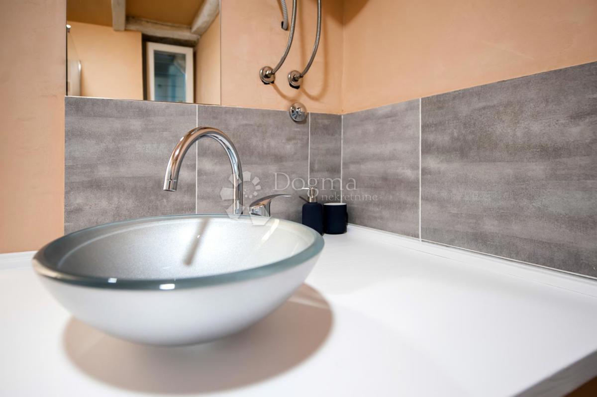 Hiša s 3 apartmaji v centru Rovinja