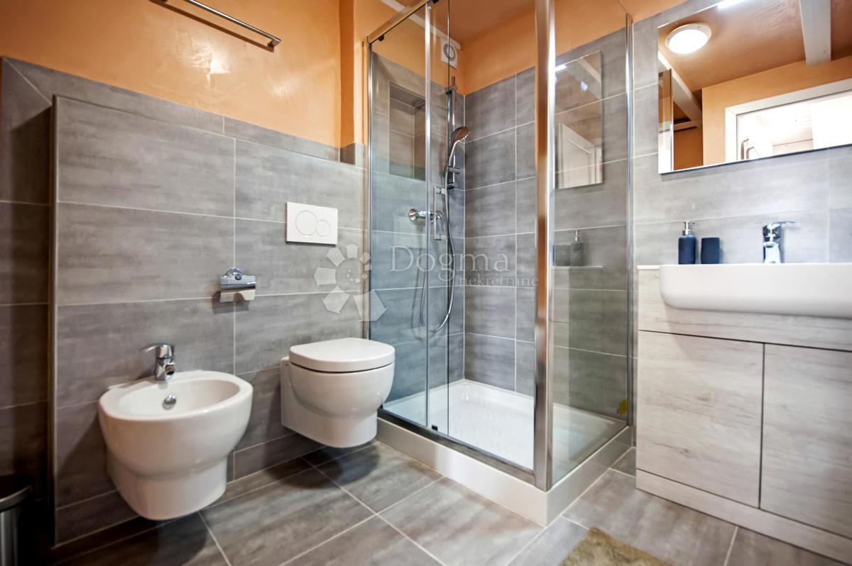 Hiša s 3 apartmaji v centru Rovinja