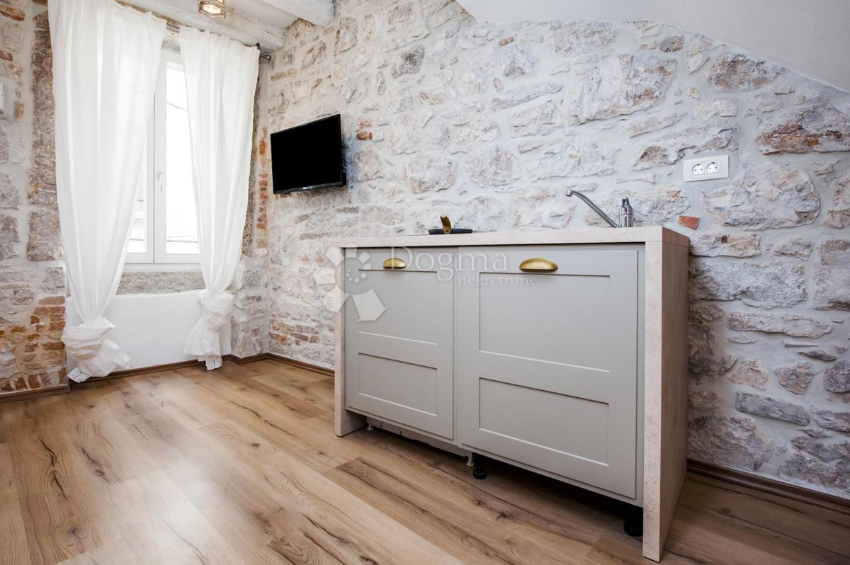 Hiša s 3 apartmaji v centru Rovinja