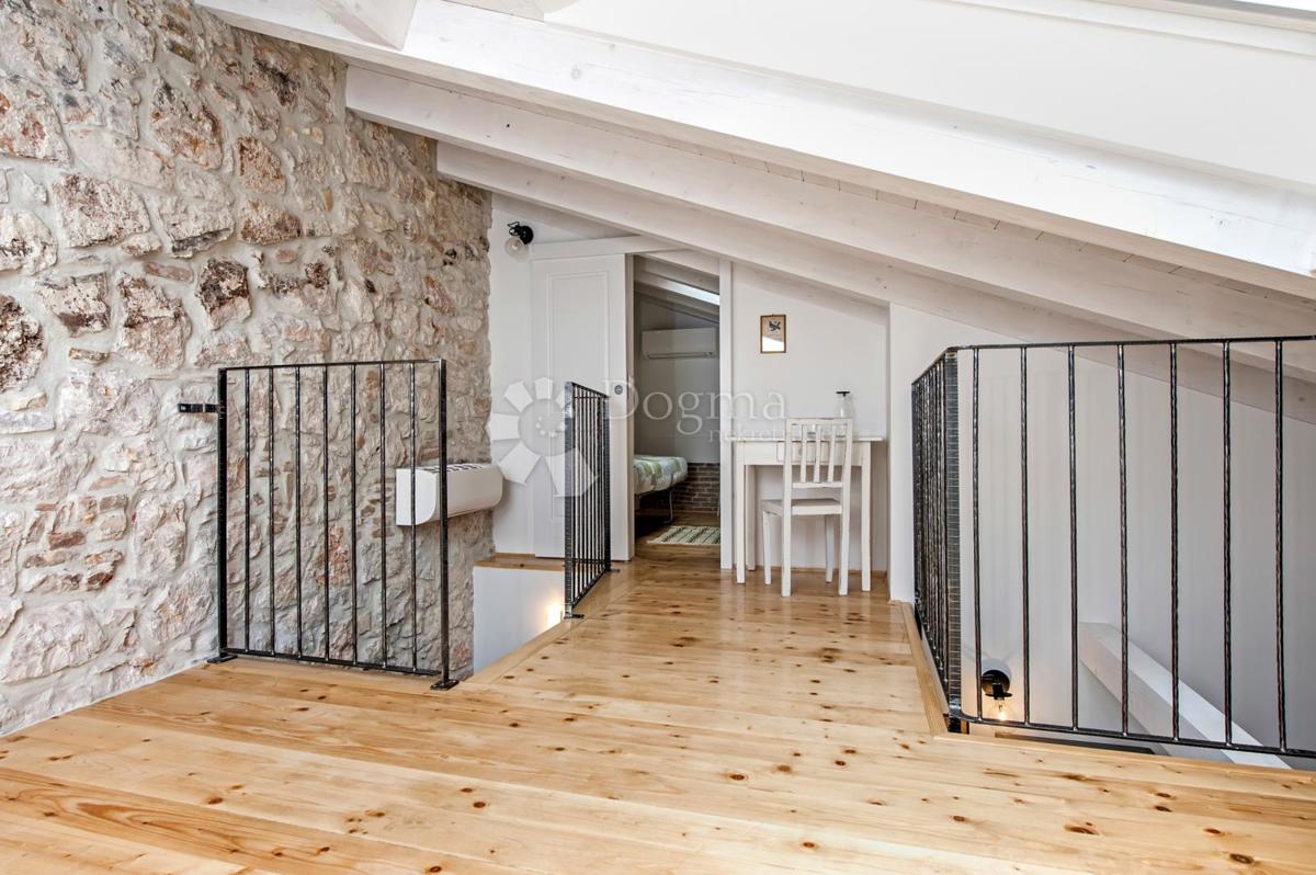 Hiša s 3 apartmaji v centru Rovinja