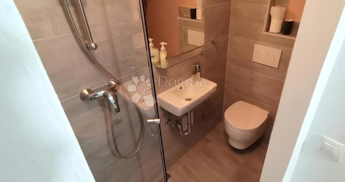 Hiša s 3 apartmaji v centru Rovinja