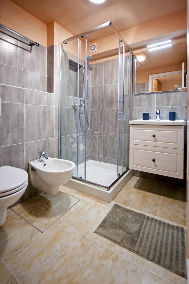 Hiša s 3 apartmaji v centru Rovinja