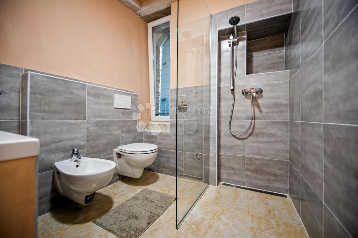 Hiša s 3 apartmaji v centru Rovinja