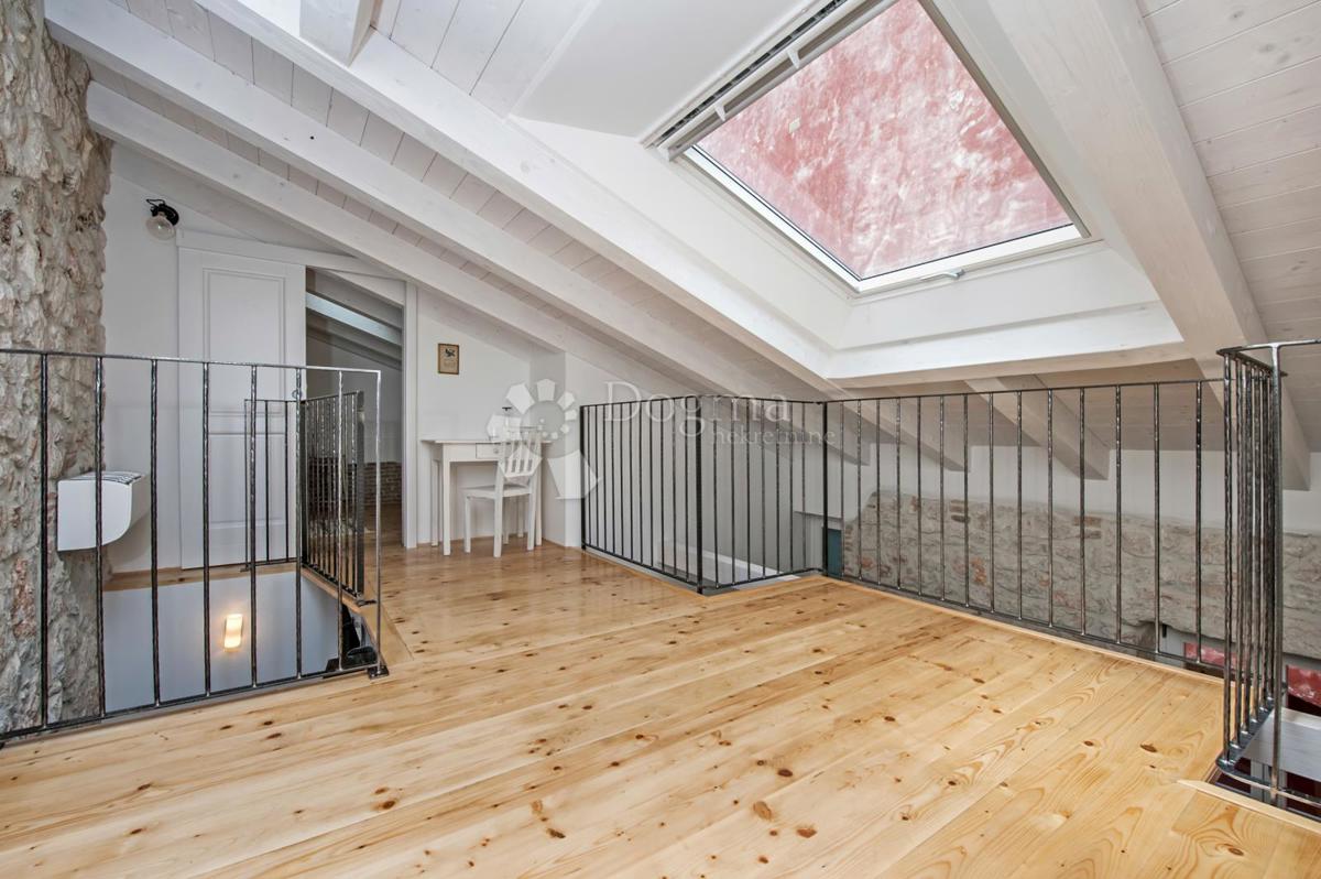 Hiša s 3 apartmaji v centru Rovinja