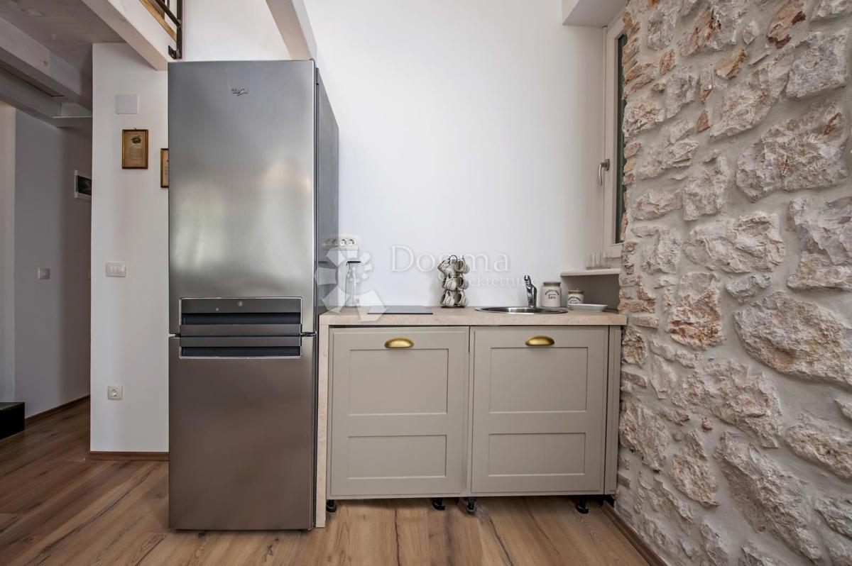 Hiša s 3 apartmaji v centru Rovinja