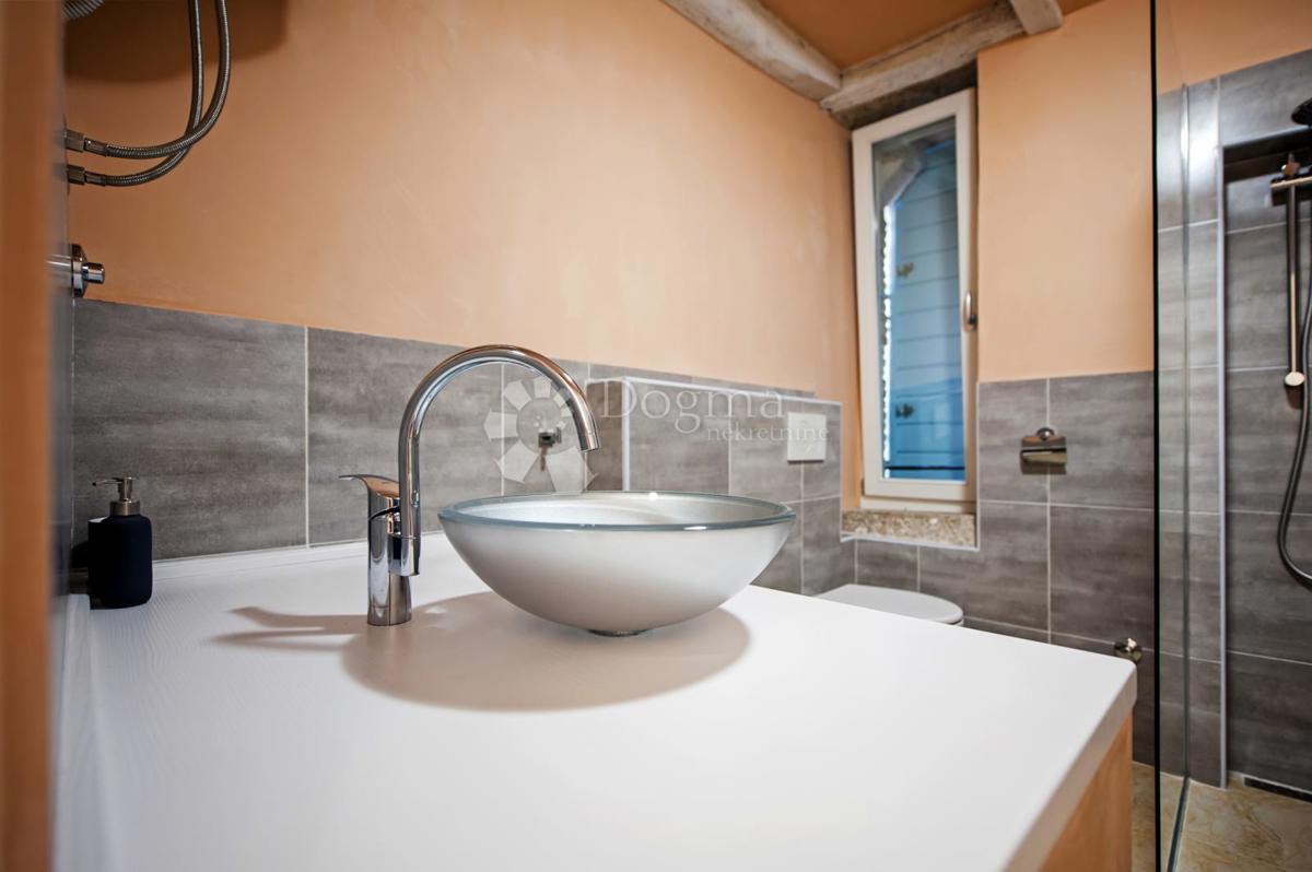 Hiša s 3 apartmaji v centru Rovinja