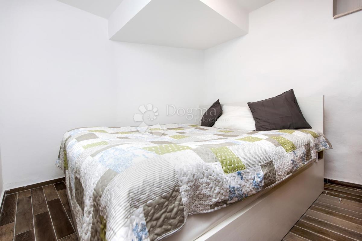 Hiša s 3 apartmaji v centru Rovinja