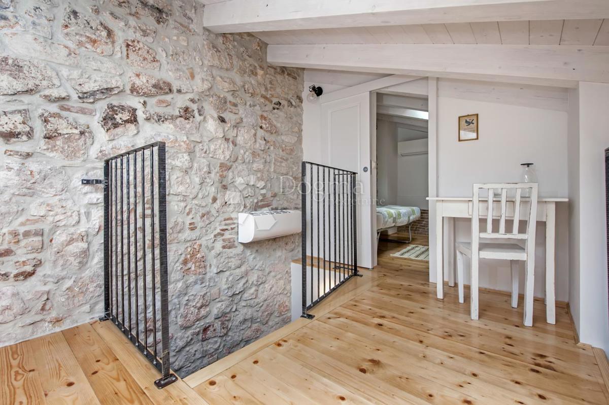 Hiša s 3 apartmaji v centru Rovinja