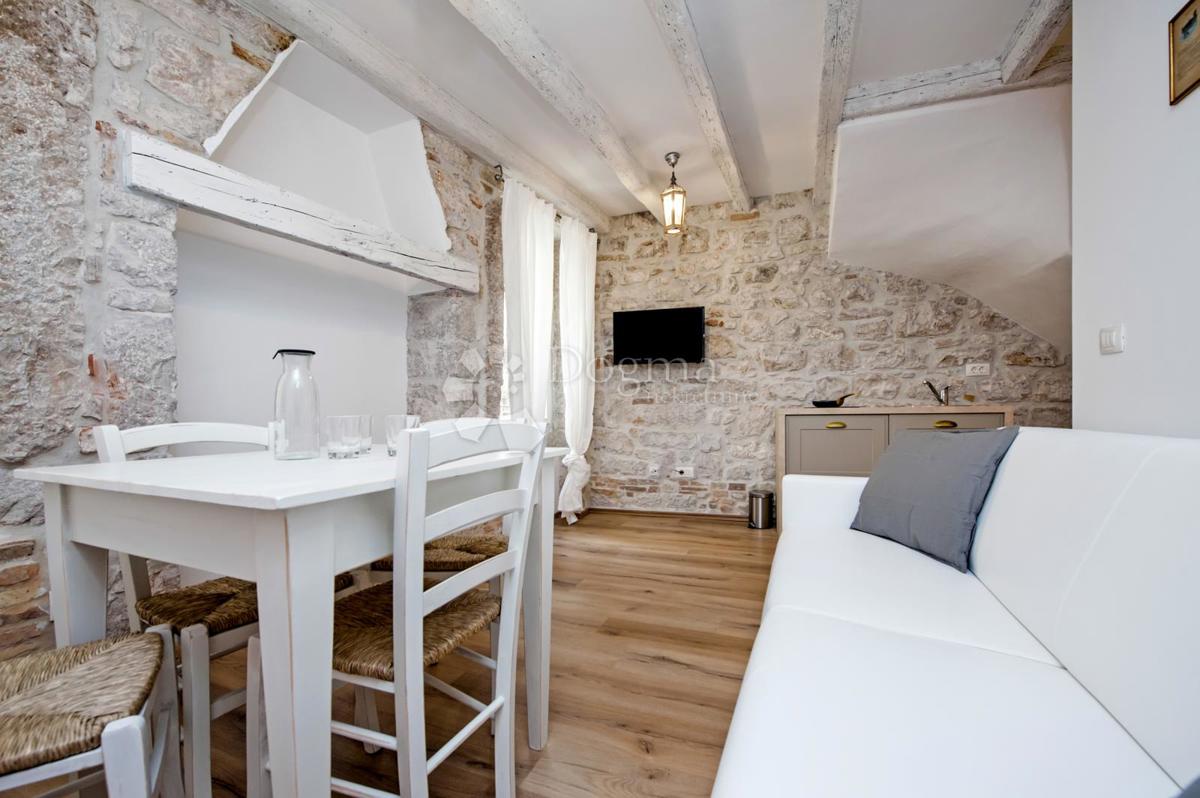 Hiša s 3 apartmaji v centru Rovinja