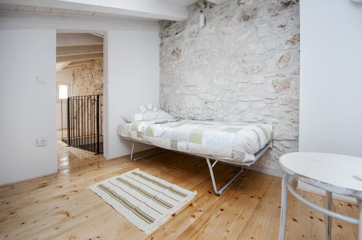 Hiša s 3 apartmaji v centru Rovinja