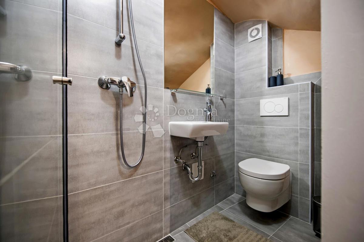 Hiša s 3 apartmaji v centru Rovinja