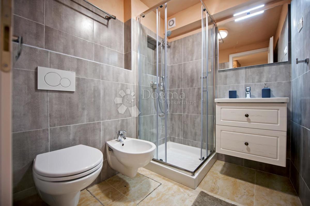 Hiša s 3 apartmaji v centru Rovinja