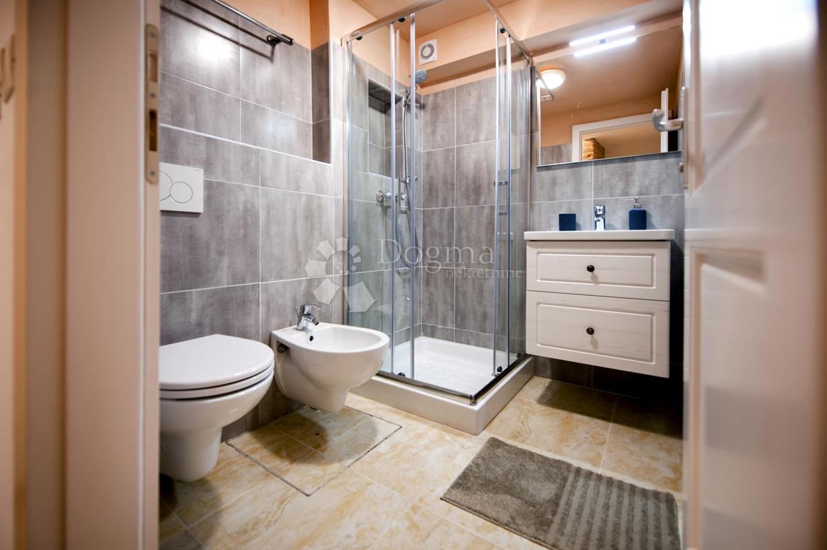 Hiša s 3 apartmaji v centru Rovinja