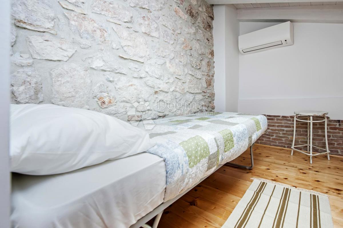 Hiša s 3 apartmaji v centru Rovinja