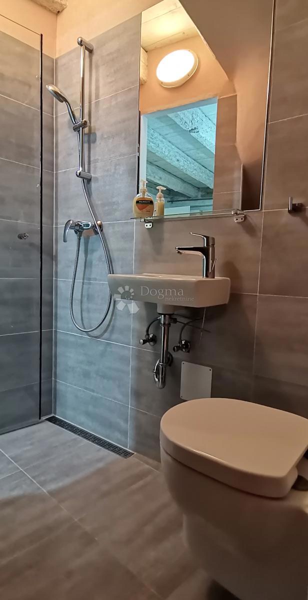 Hiša s 3 apartmaji v centru Rovinja