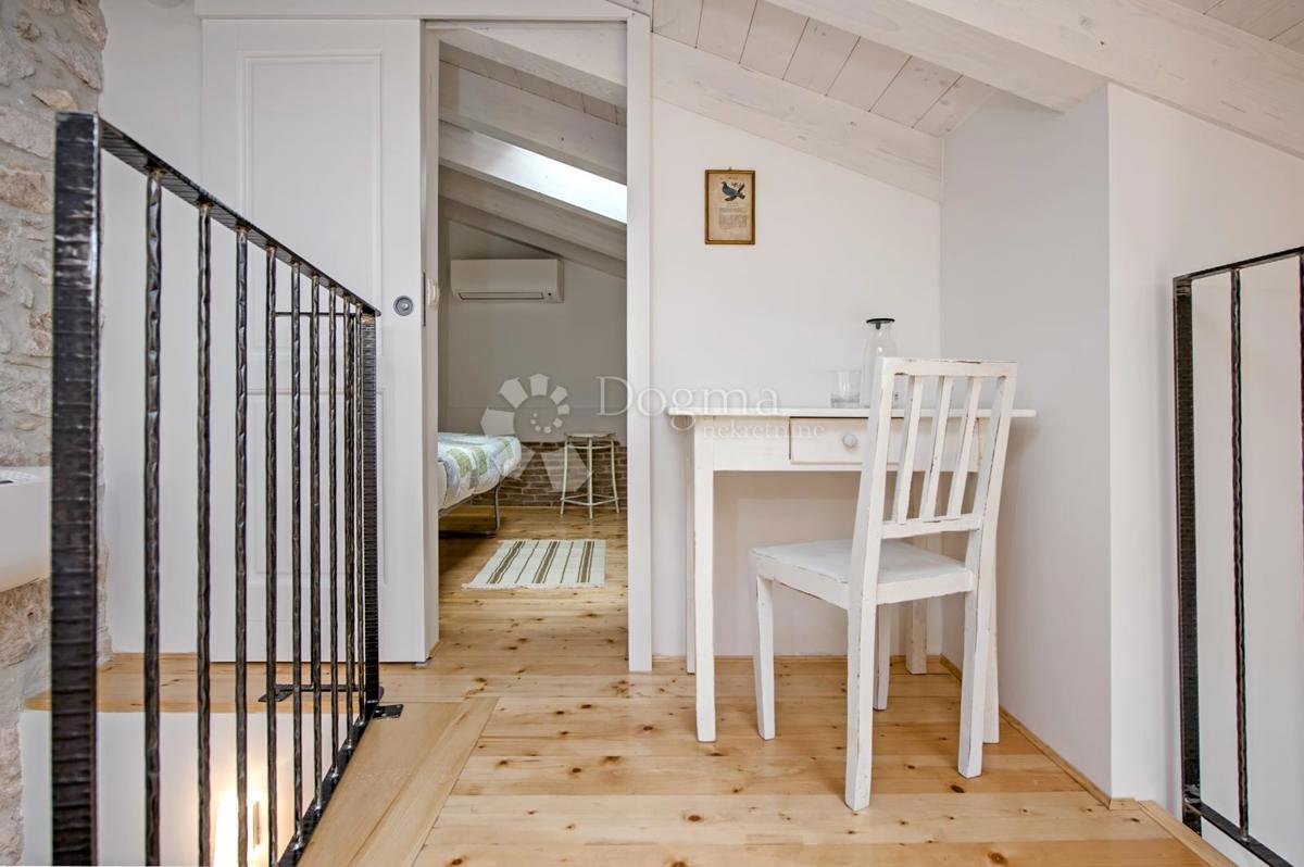 Hiša s 3 apartmaji v centru Rovinja