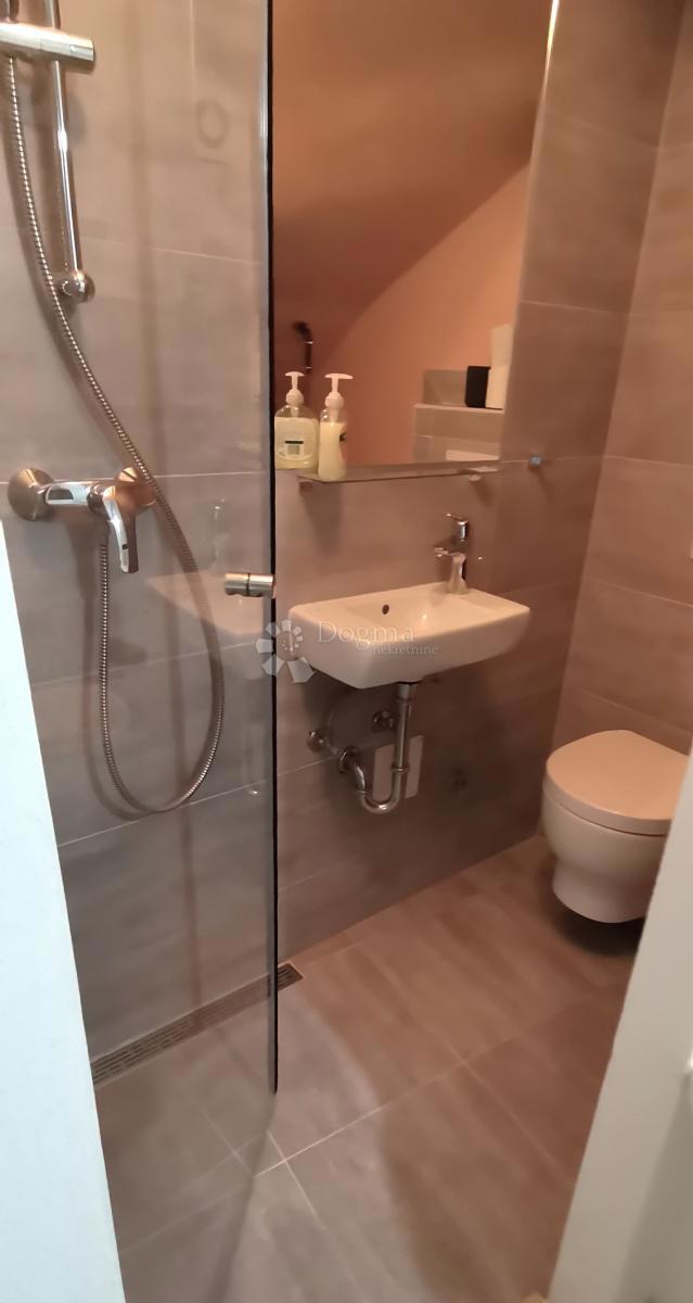 Hiša s 3 apartmaji v centru Rovinja