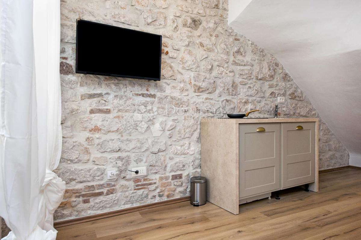 Hiša s 3 apartmaji v centru Rovinja