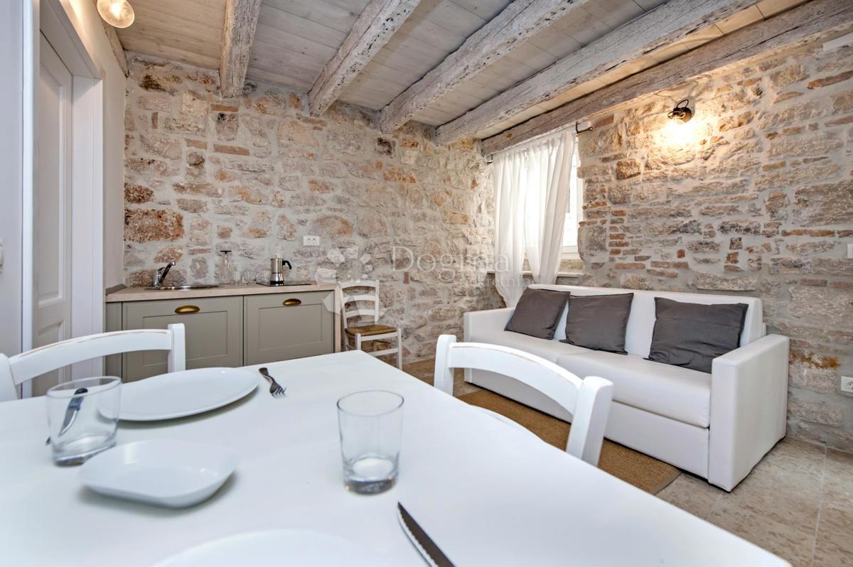 Hiša s 3 apartmaji v centru Rovinja