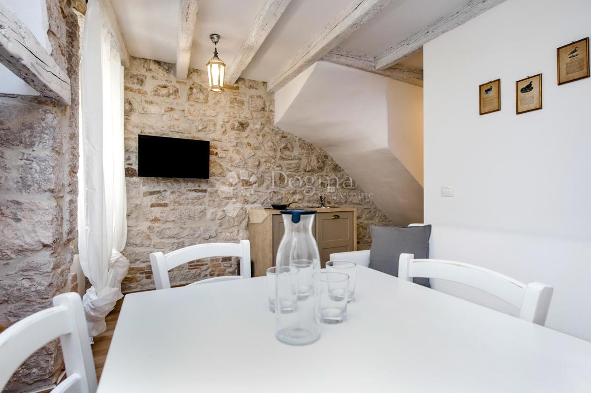 Hiša s 3 apartmaji v centru Rovinja