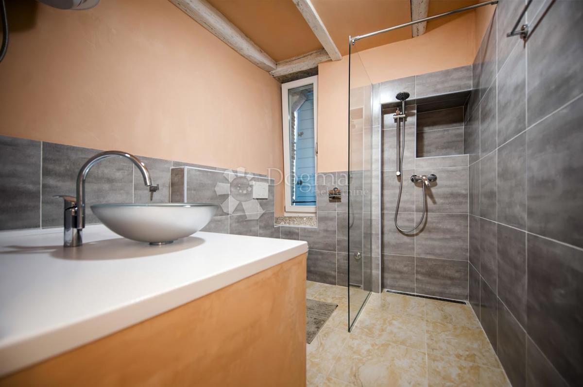 Hiša s 3 apartmaji v centru Rovinja