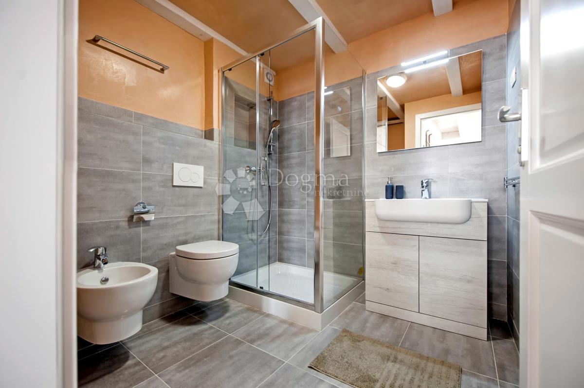 Hiša s 3 apartmaji v centru Rovinja