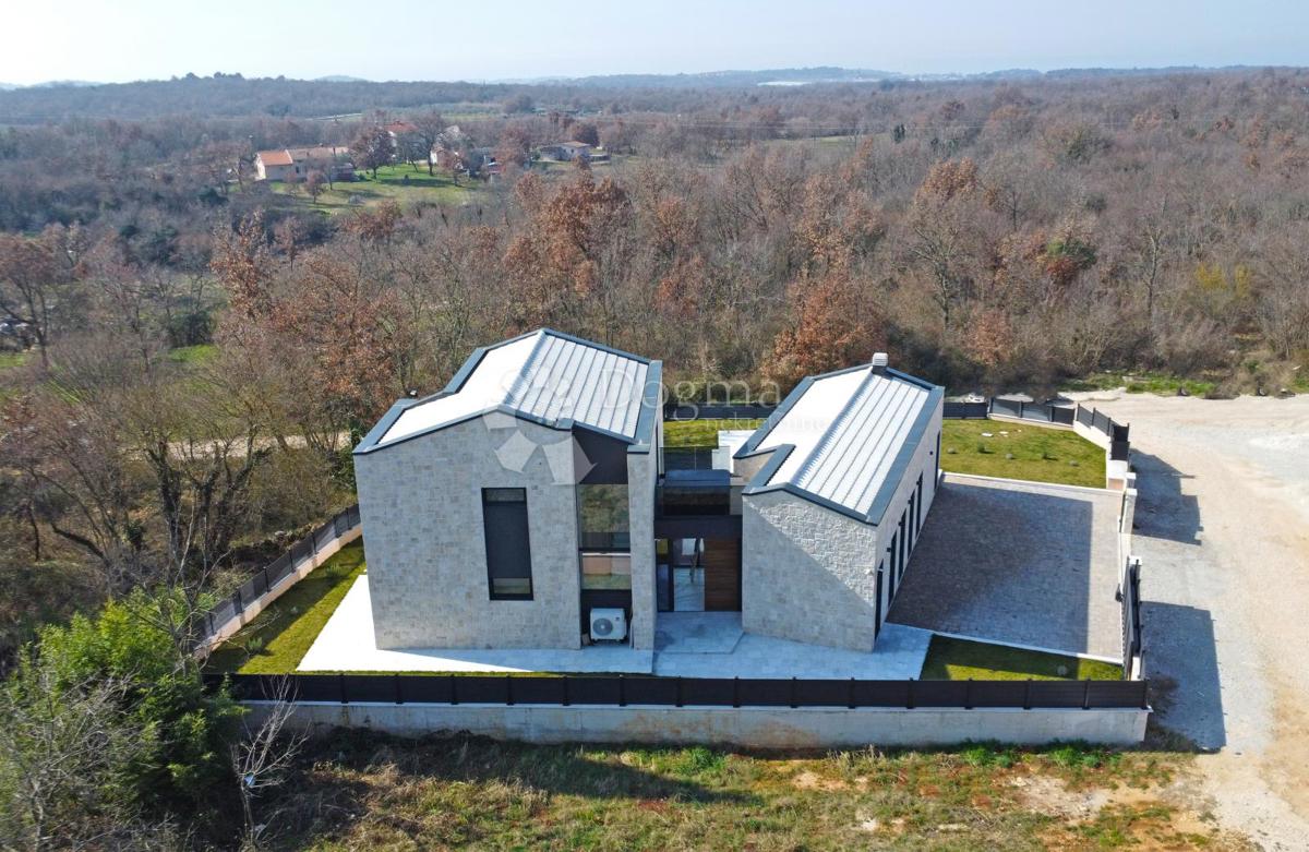 ČUDOVITA MODERNA VILA V OKOLICI POREČA