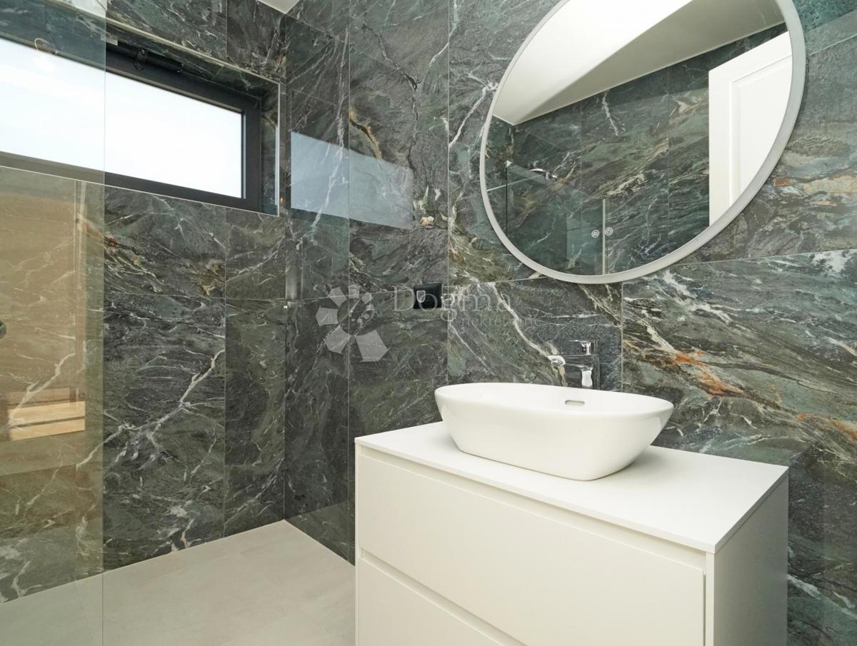 ČUDOVITA MODERNA VILA V OKOLICI POREČA