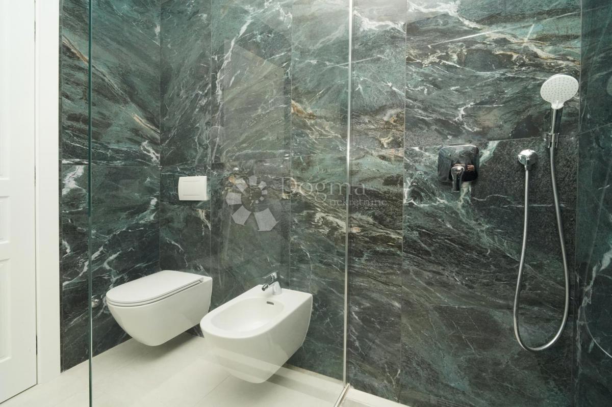 ČUDOVITA MODERNA VILA V OKOLICI POREČA