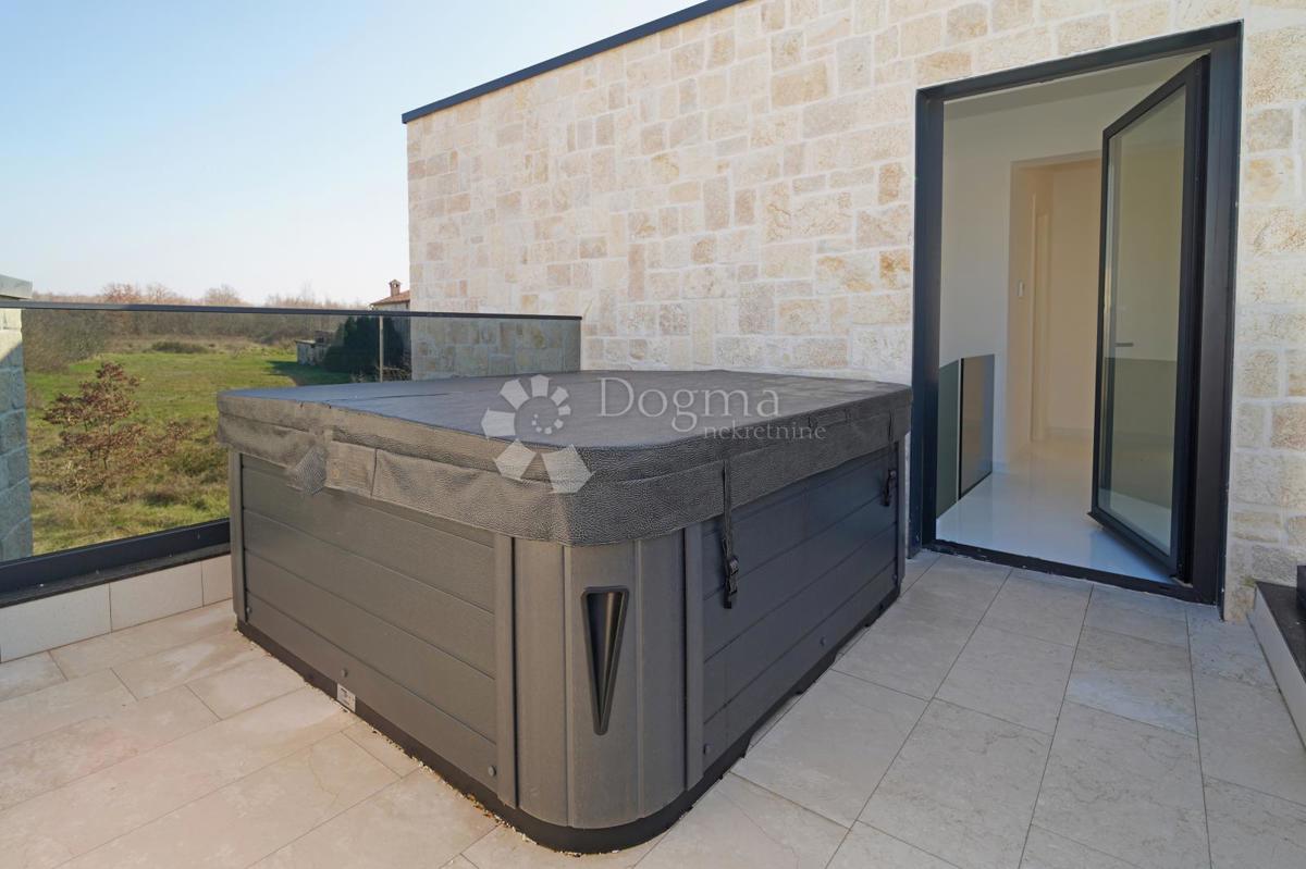 ČUDOVITA MODERNA VILA V OKOLICI POREČA