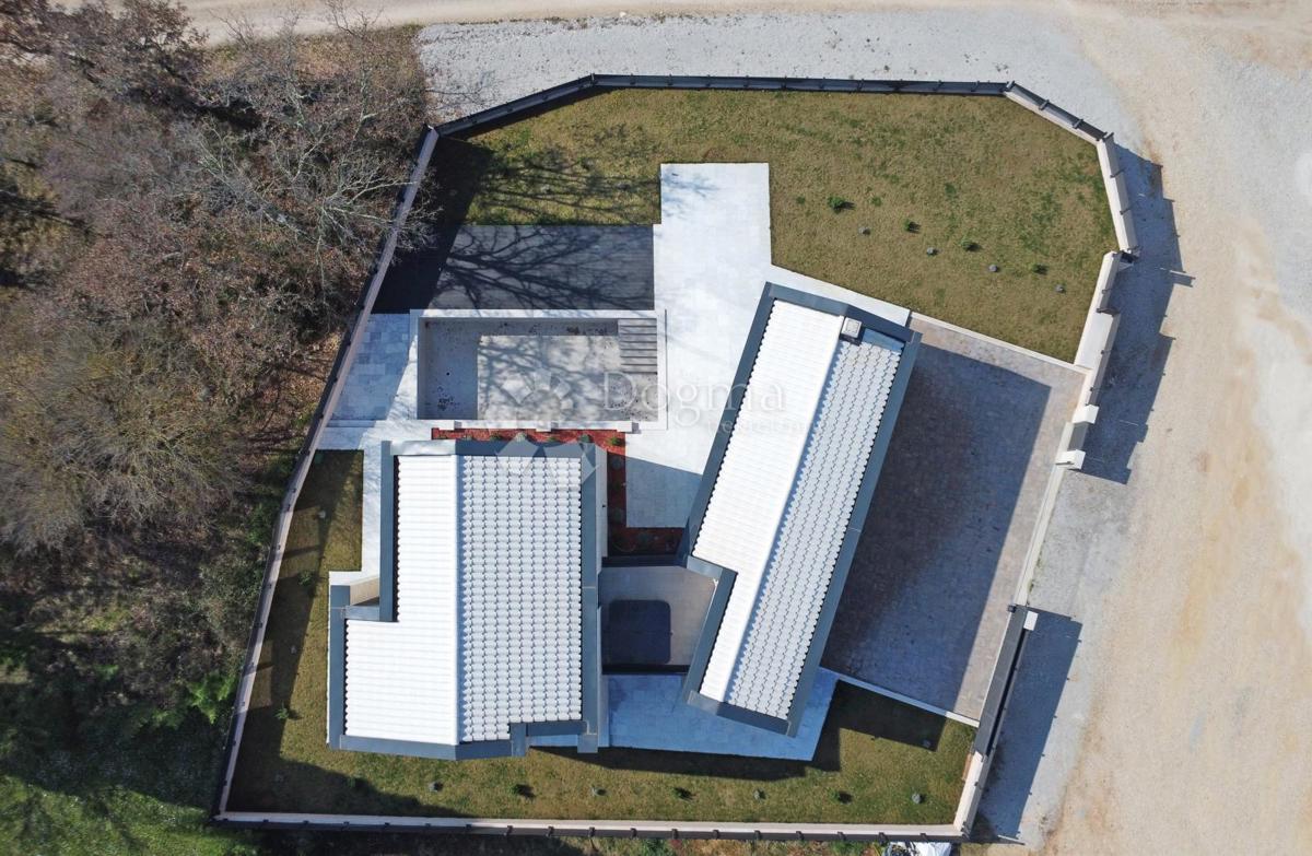 ČUDOVITA MODERNA VILA V OKOLICI POREČA