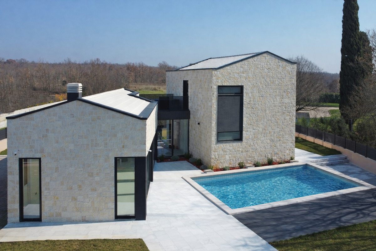 ČUDOVITA MODERNA VILA V OKOLICI POREČA