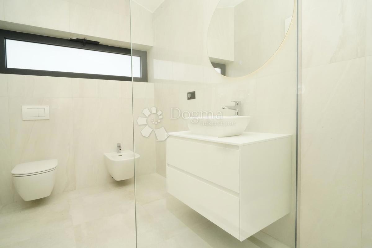 ČUDOVITA MODERNA VILA V OKOLICI POREČA