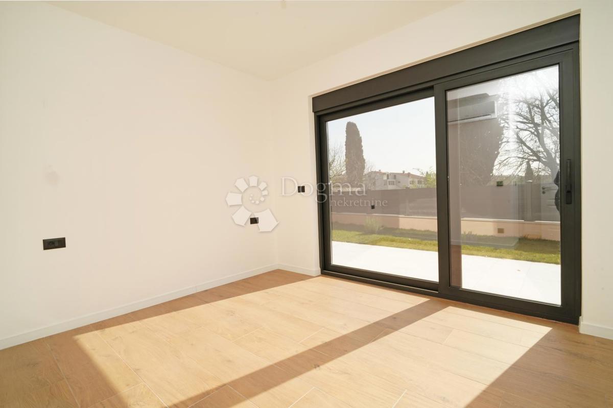 ČUDOVITA MODERNA VILA V OKOLICI POREČA