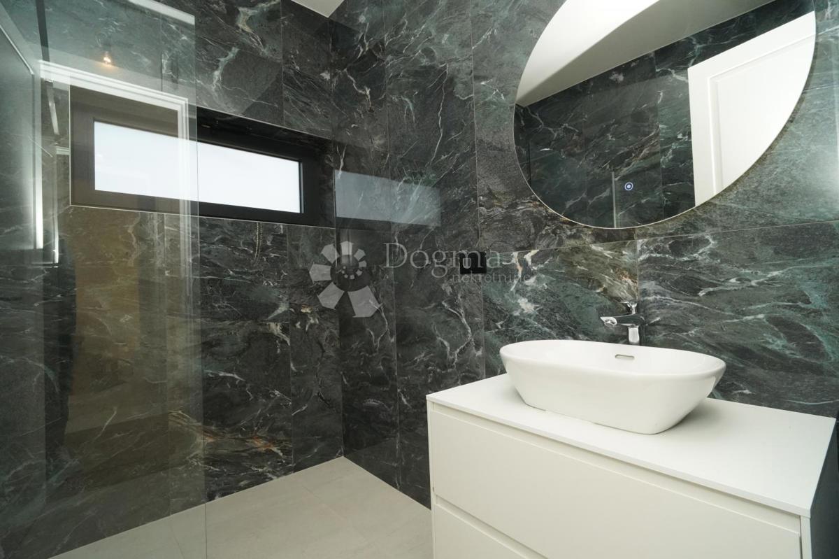 ČUDOVITA MODERNA VILA V OKOLICI POREČA