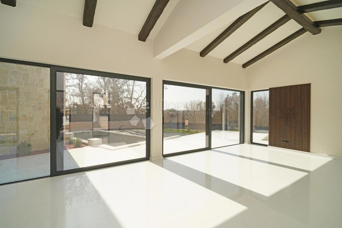 ČUDOVITA MODERNA VILA V OKOLICI POREČA