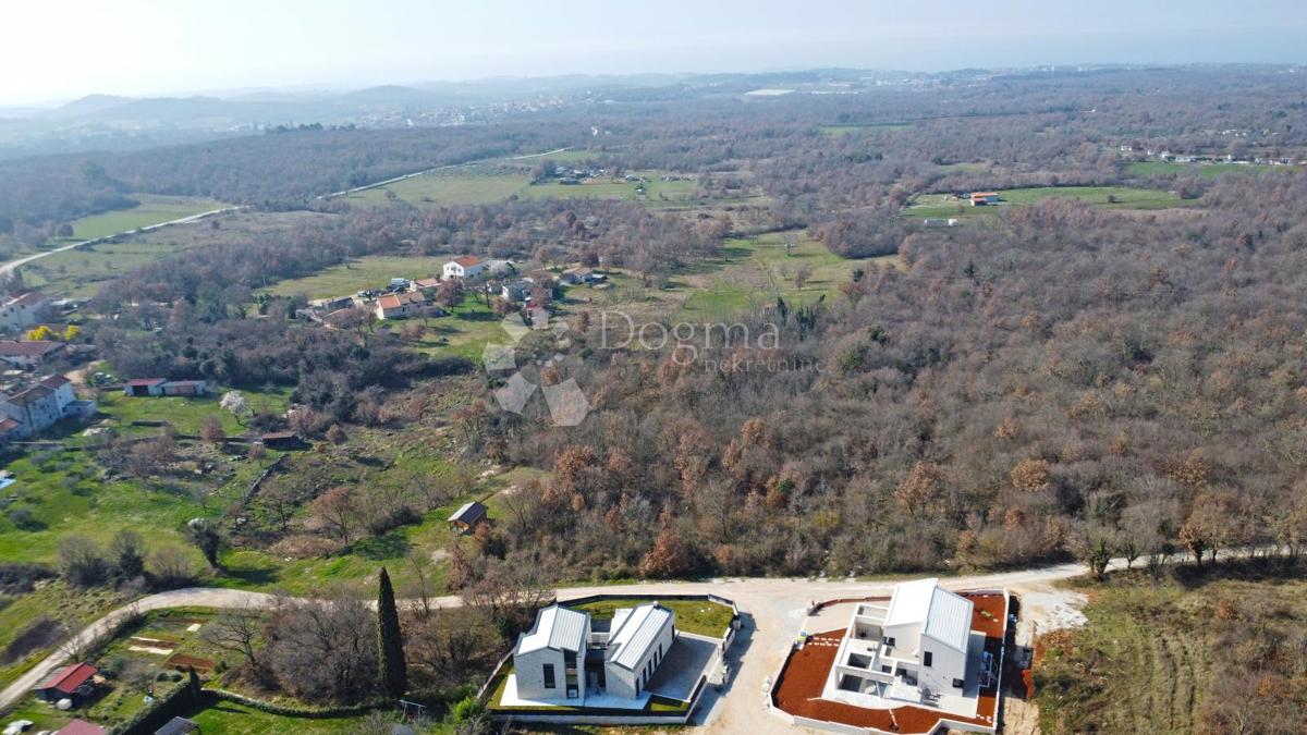 ČUDOVITA MODERNA VILA V OKOLICI POREČA