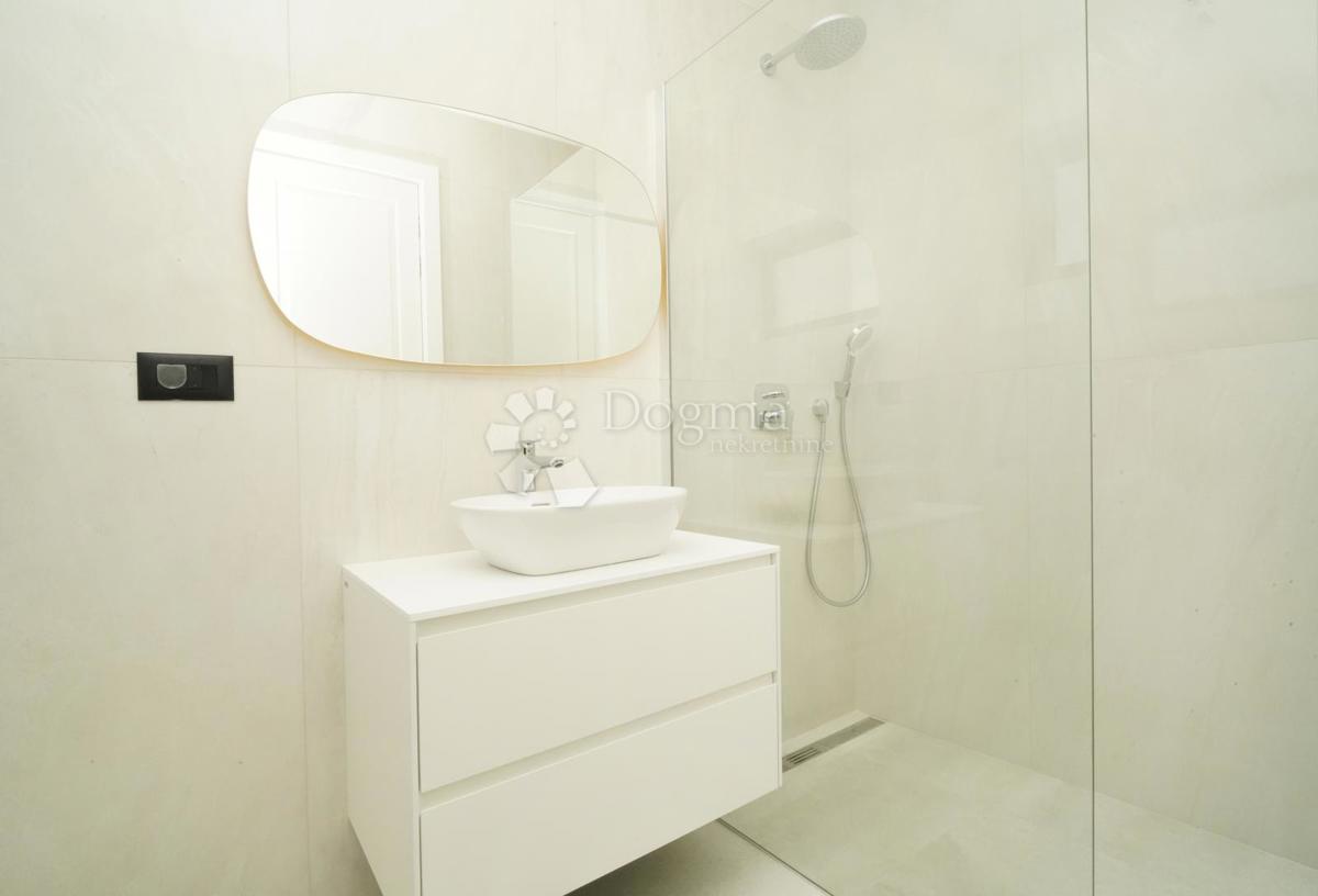 ČUDOVITA MODERNA VILA V OKOLICI POREČA