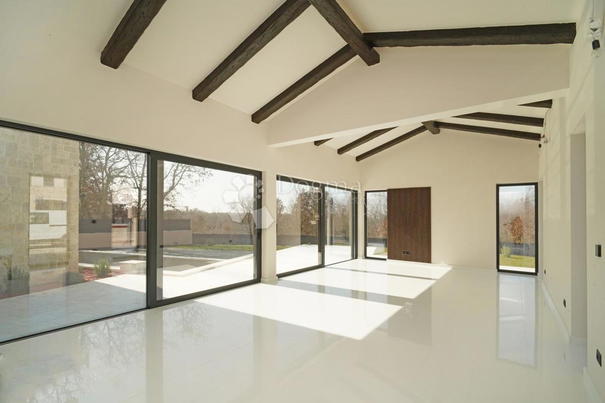 ČUDOVITA MODERNA VILA V OKOLICI POREČA