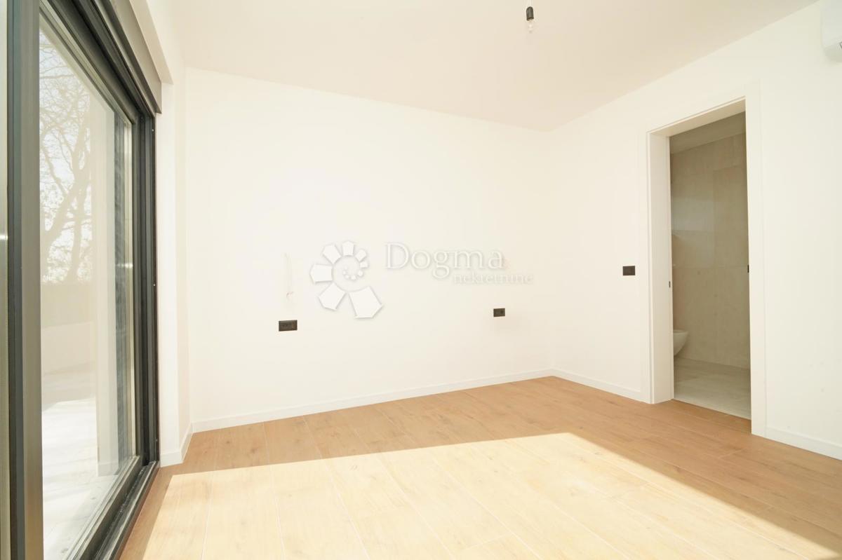 ČUDOVITA MODERNA VILA V OKOLICI POREČA