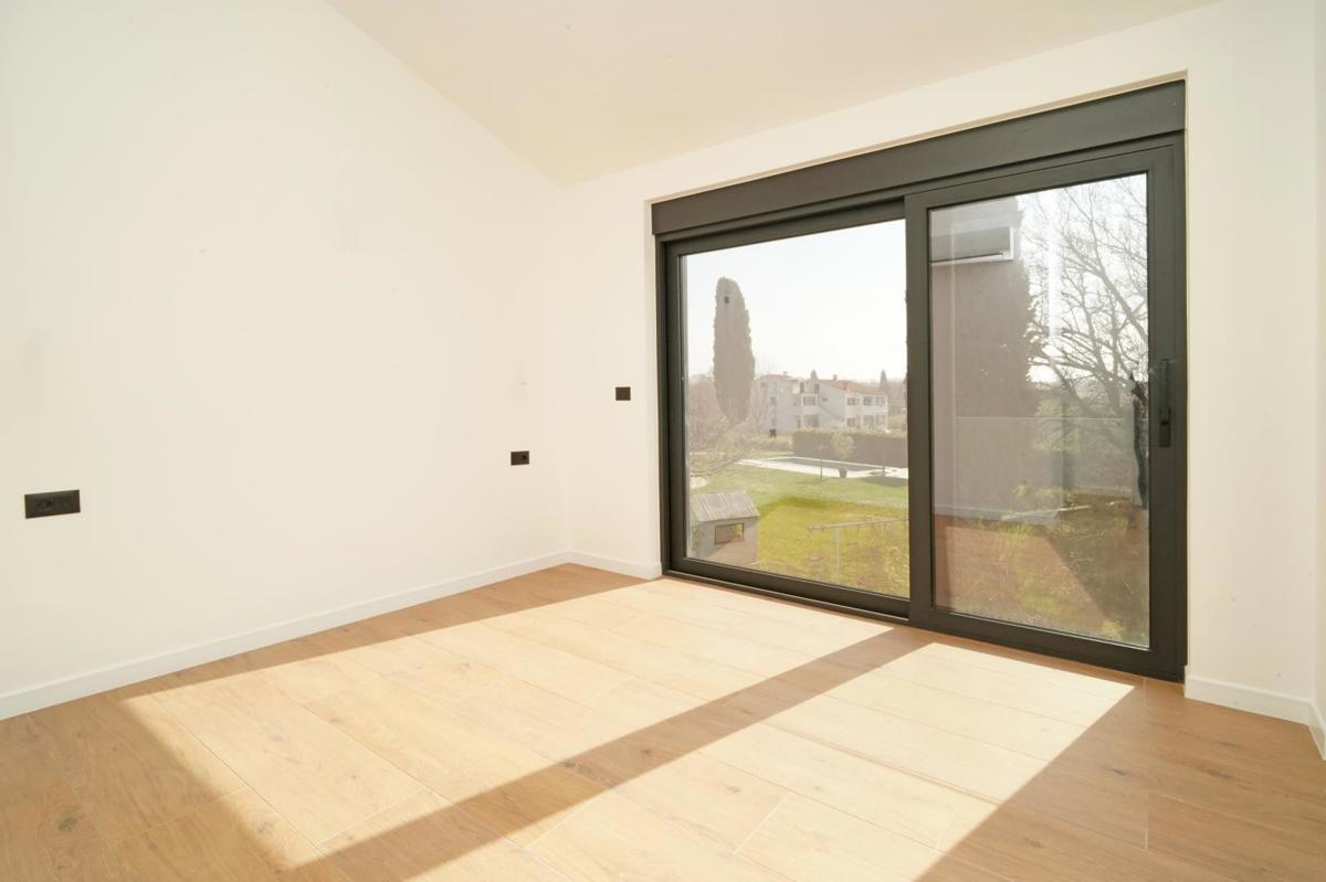 ČUDOVITA MODERNA VILA V OKOLICI POREČA