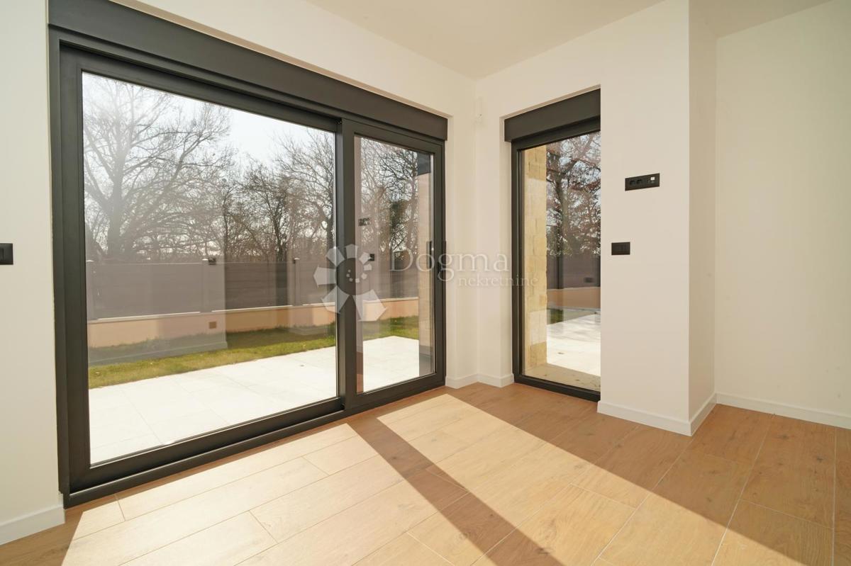 ČUDOVITA MODERNA VILA V OKOLICI POREČA