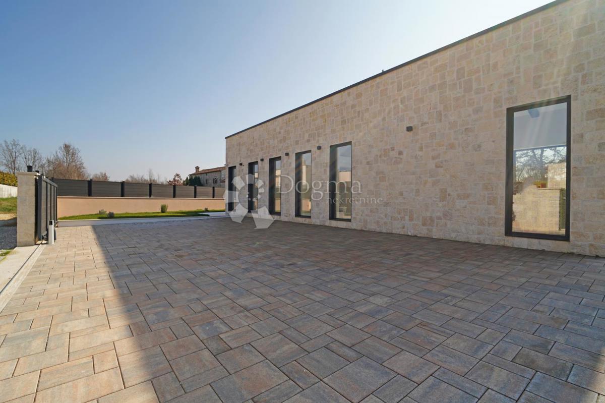 ČUDOVITA MODERNA VILA V OKOLICI POREČA